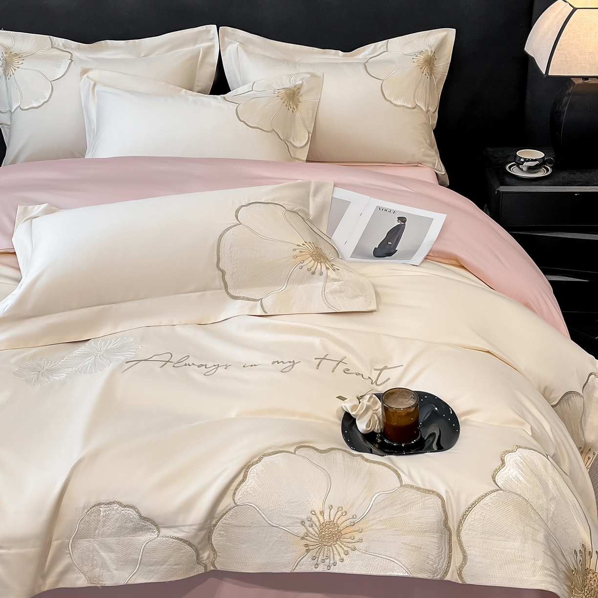 91家纺网 家纺一手货源 找家纺 置顶家纺 2026新款亲肤加厚磨毛刺绣四件套-花颜叶语 花颜叶语-白+粉