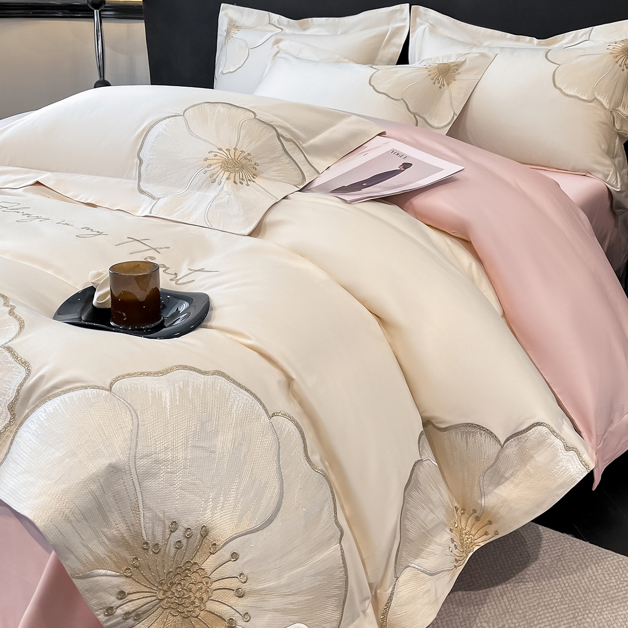 91家纺网 家纺一手货源 找家纺 置顶家纺 2026新款亲肤加厚磨毛刺绣四件套-花颜叶语 花颜叶语-白+粉