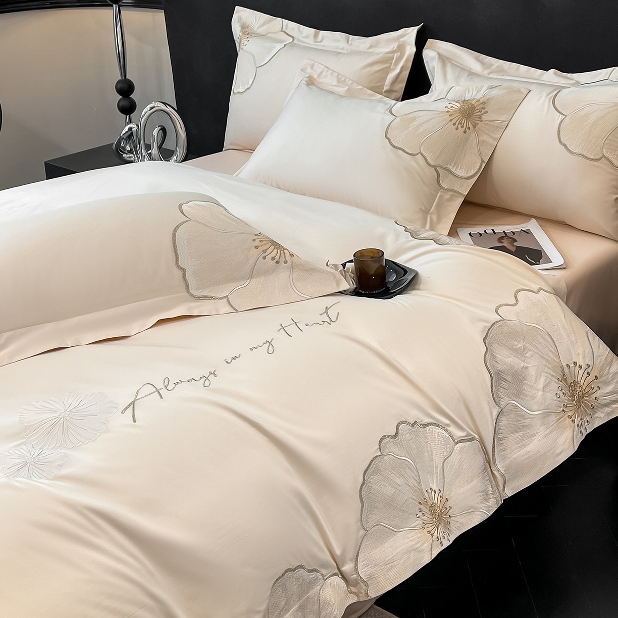 91家纺网 家纺一手货源 找家纺 置顶家纺 2026新款亲肤加厚磨毛刺绣四件套-花颜叶语 花颜叶语-白+奶咖