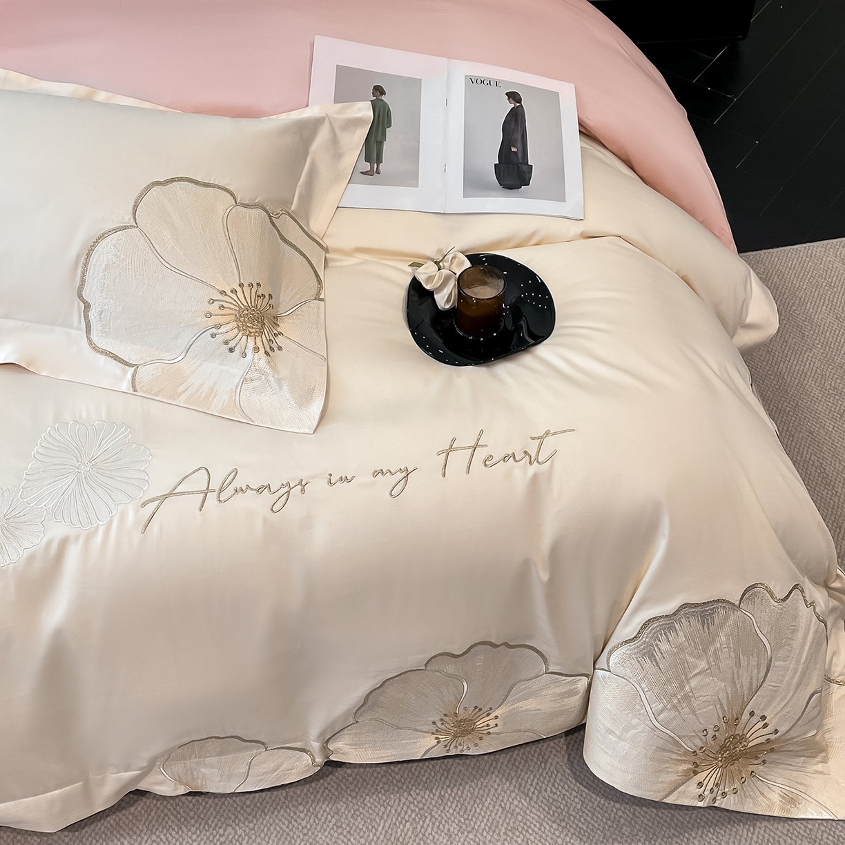 91家纺网 家纺一手货源 找家纺 置顶家纺 2026新款亲肤加厚磨毛刺绣四件套-花颜叶语 花颜叶语-白+粉