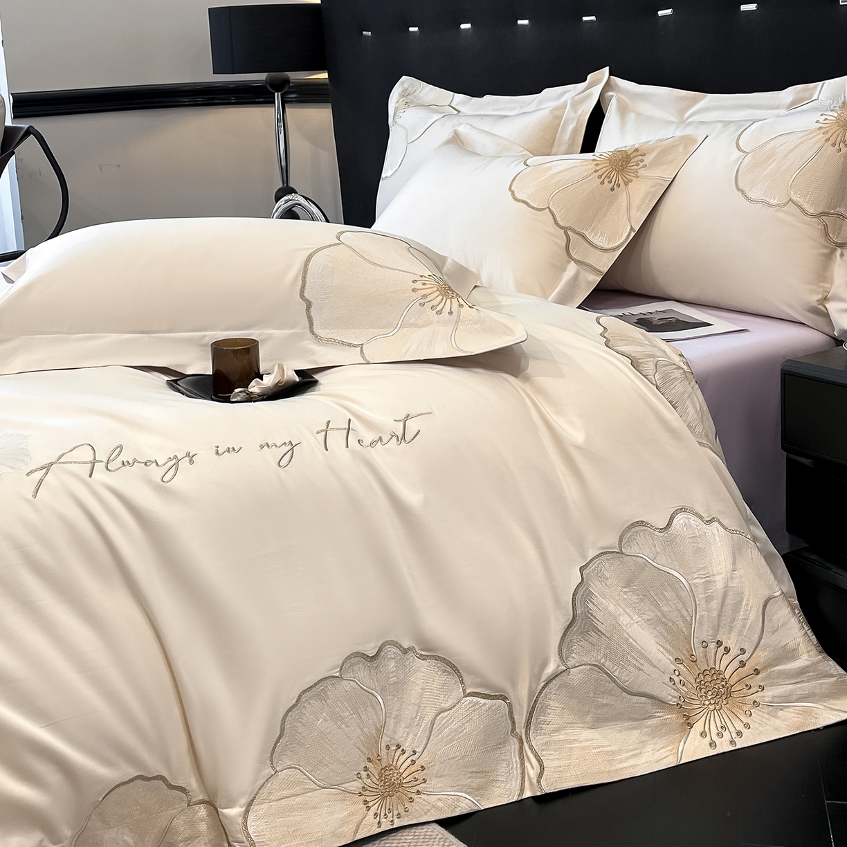 91家纺网 家纺一手货源 找家纺 置顶家纺 2026新款亲肤加厚磨毛刺绣四件套-花颜叶语 花颜叶语-白+香芋紫