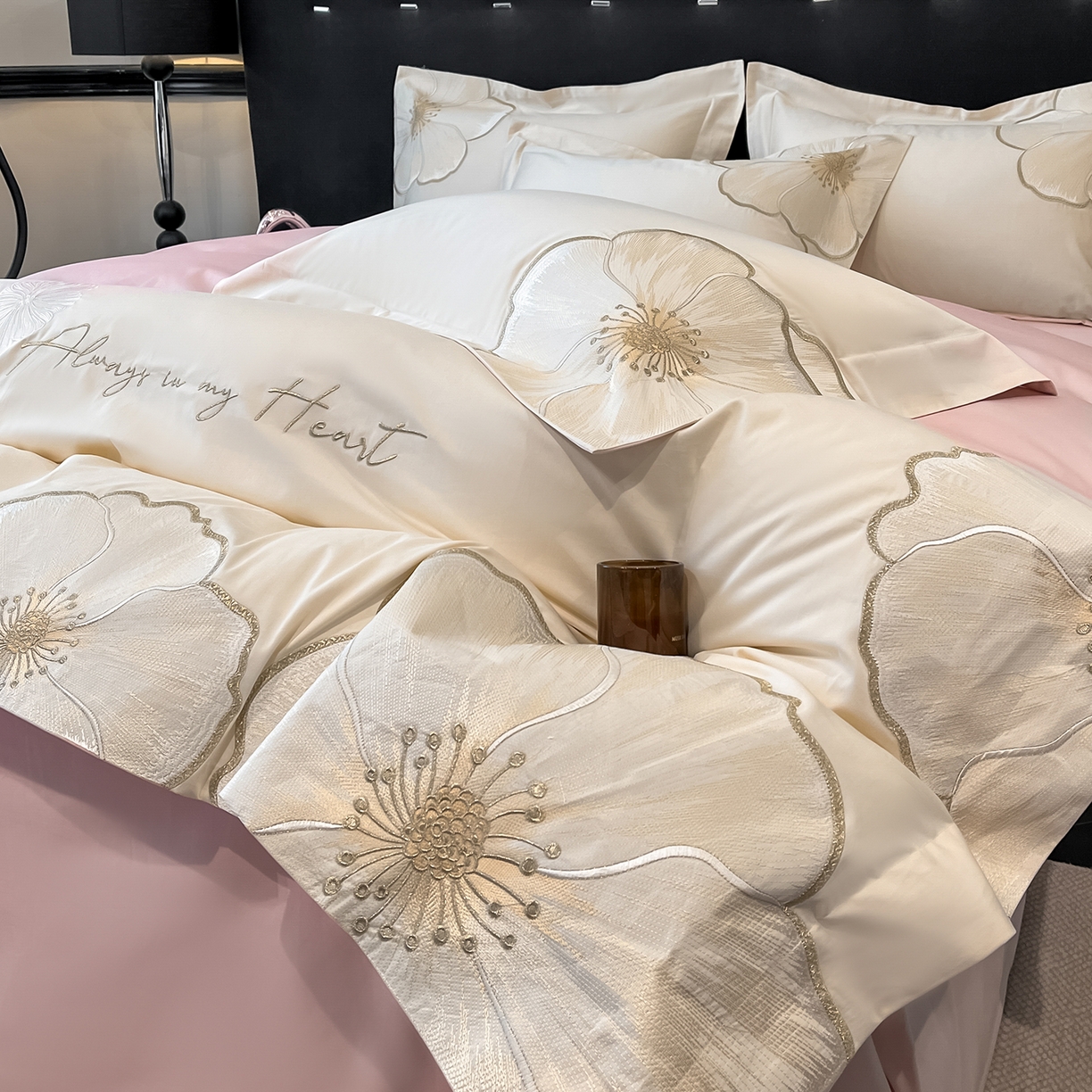 91家纺网 家纺一手货源 找家纺 置顶家纺 2026新款亲肤加厚磨毛刺绣四件套-花颜叶语 花颜叶语-白+粉