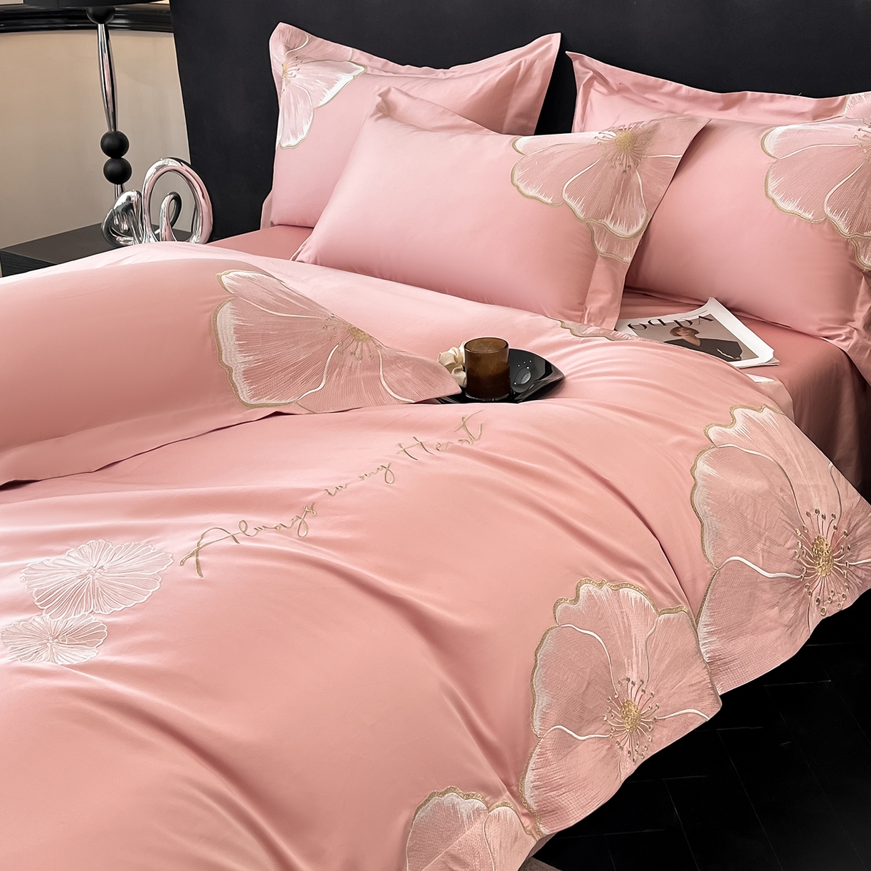 91家纺网 家纺一手货源 找家纺 置顶家纺 2026新款亲肤加厚磨毛刺绣四件套-花颜叶语 花颜叶语-浅豆沙