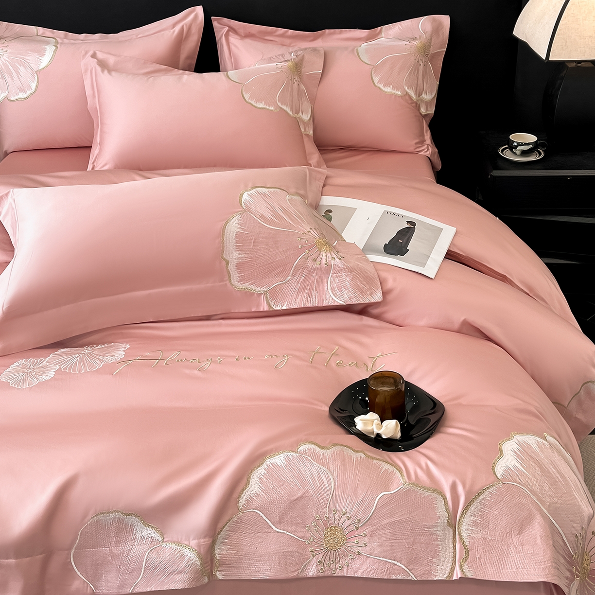 91家纺网 家纺一手货源 找家纺 置顶家纺 2026新款亲肤加厚磨毛刺绣四件套-花颜叶语 花颜叶语-浅豆沙