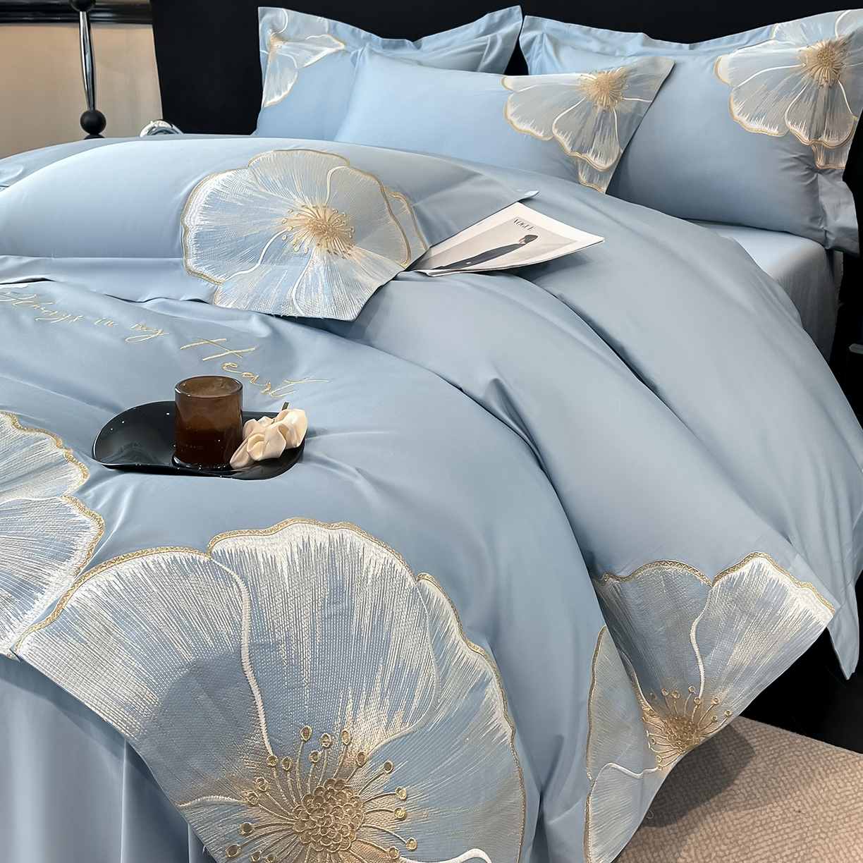 91家纺网 家纺一手货源 找家纺 置顶家纺 2026新款亲肤加厚磨毛刺绣四件套-花颜叶语 花颜叶语-天空蓝