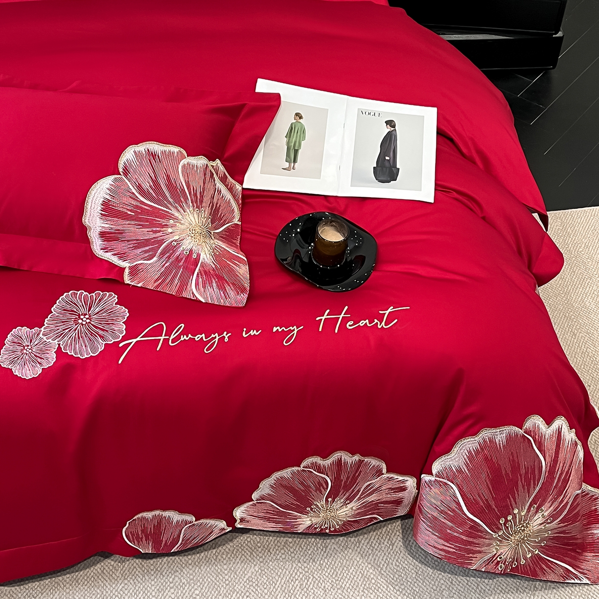 91家纺网 家纺一手货源 找家纺 置顶家纺 2026新款亲肤加厚磨毛刺绣四件套-花颜叶语 花颜叶语-大红