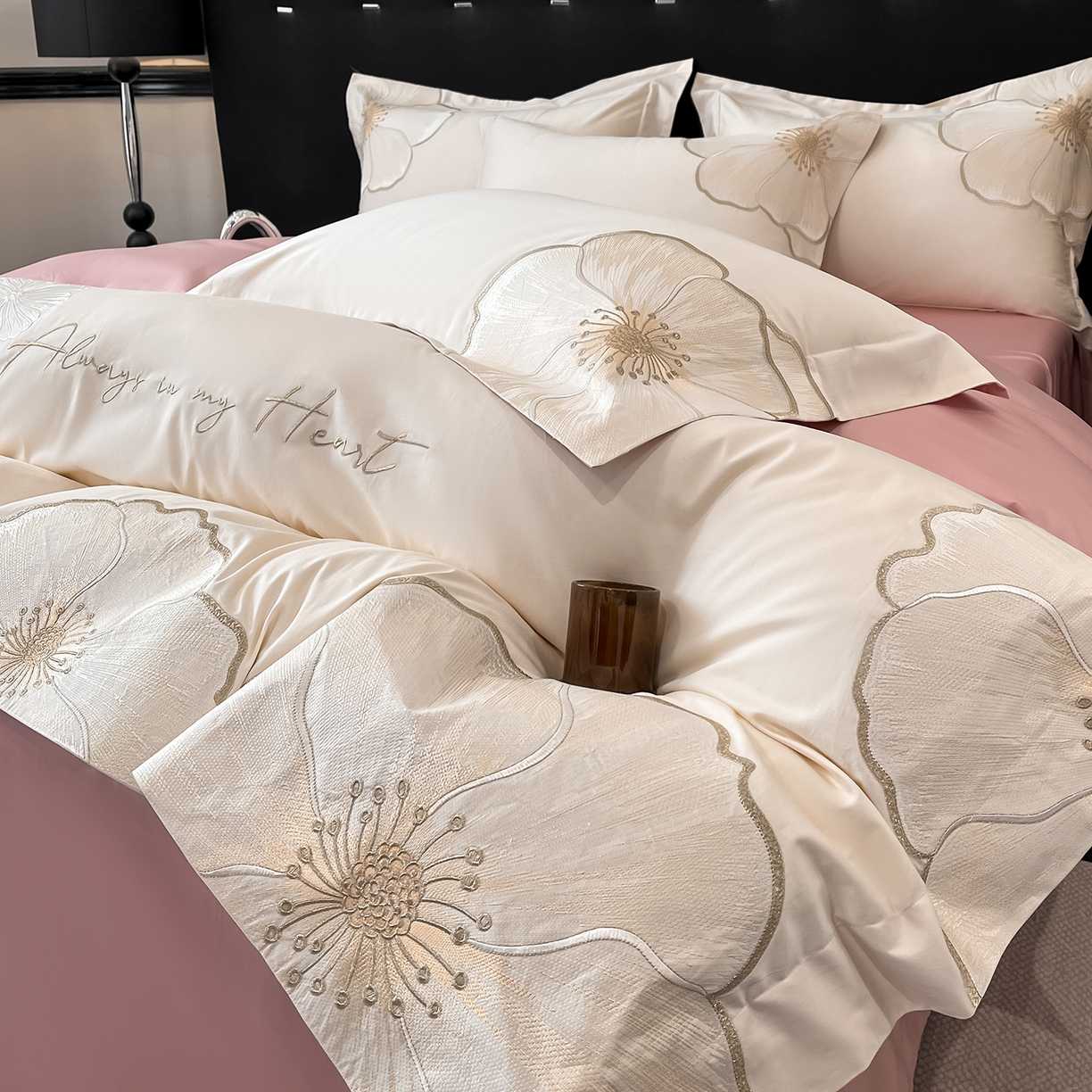 91家纺网 家纺一手货源 找家纺 置顶家纺 2026新款亲肤加厚磨毛刺绣四件套-花颜叶语 花颜叶语-白+豆沙