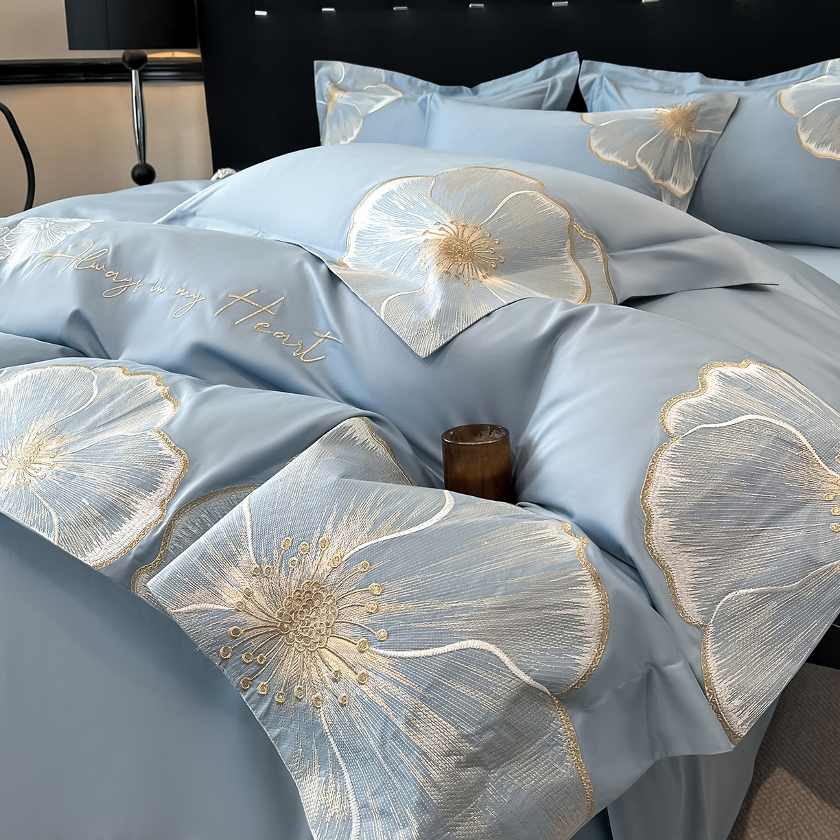 91家纺网 家纺一手货源 找家纺 置顶家纺 2026新款亲肤加厚磨毛刺绣四件套-花颜叶语 花颜叶语-天空蓝