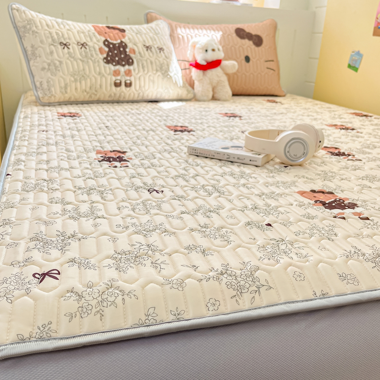 91家纺网 家纺一手货源 找家纺 摩妮卡 2026春夏新款凉感丝印花小清新乳胶凉席席子床笠款三件套 跳舞小熊