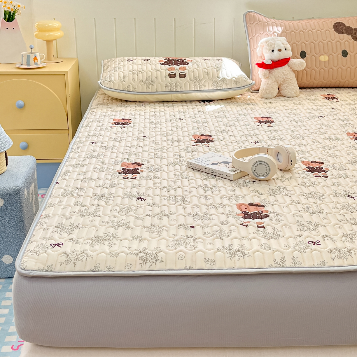 91家纺网 家纺一手货源 找家纺 摩妮卡 2026春夏新款凉感丝印花小清新乳胶凉席席子床笠款三件套 跳舞小熊