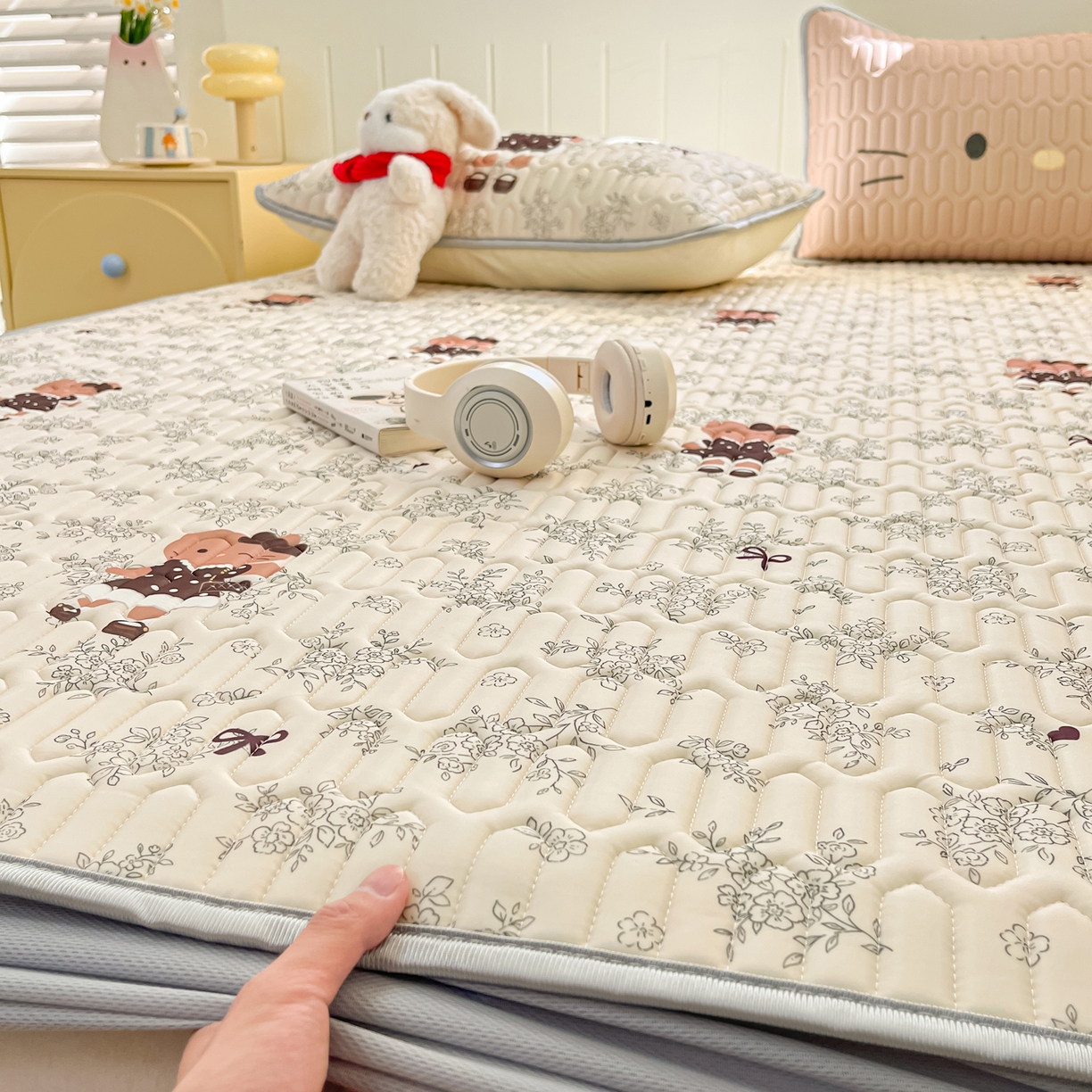 91家纺网 家纺一手货源 找家纺 摩妮卡 2026春夏新款凉感丝印花小清新乳胶凉席席子床笠款三件套 跳舞小熊