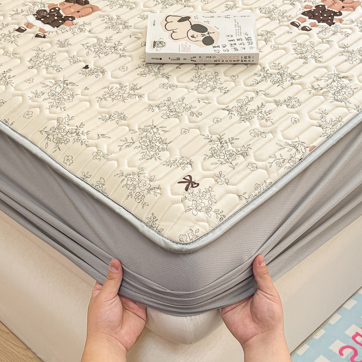 91家纺网 家纺一手货源 找家纺 摩妮卡 2026春夏新款凉感丝印花小清新乳胶凉席席子床笠款三件套 跳舞小熊