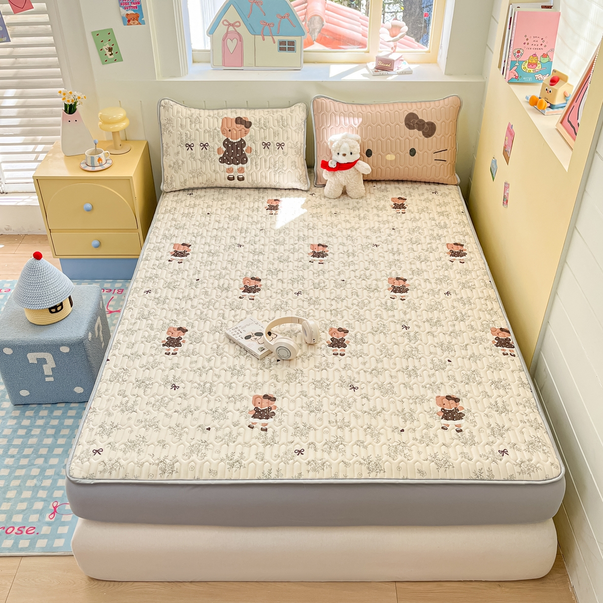 91家纺网 家纺一手货源 找家纺 摩妮卡 2026春夏新款凉感丝印花小清新乳胶凉席席子床笠款三件套 跳舞小熊