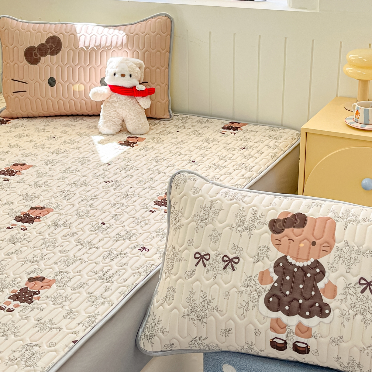 91家纺网 家纺一手货源 找家纺 摩妮卡 2026春夏新款凉感丝印花小清新乳胶凉席席子床笠款三件套 跳舞小熊