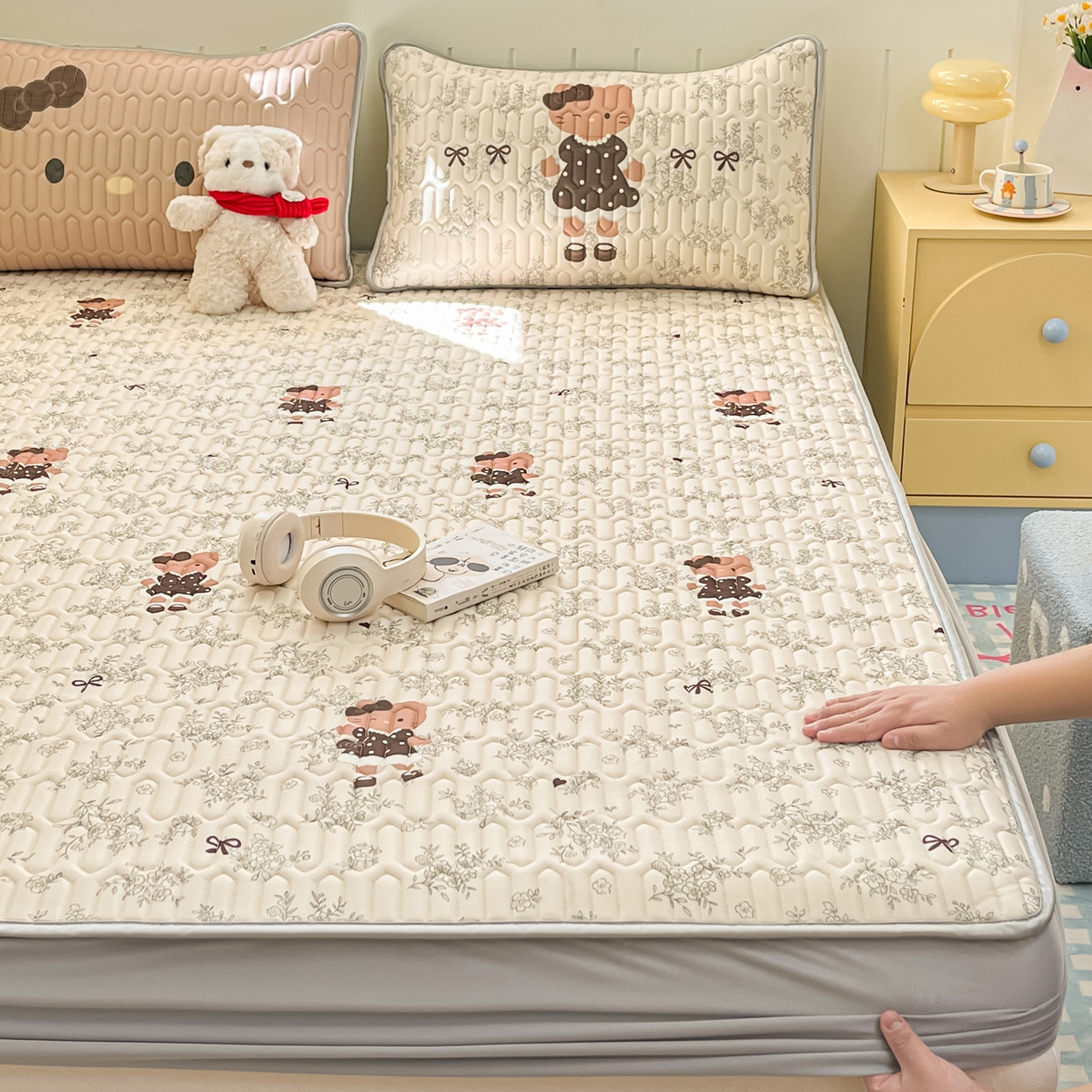 91家纺网 家纺一手货源 找家纺 摩妮卡 2026春夏新款凉感丝印花小清新乳胶凉席席子床笠款三件套 跳舞小熊