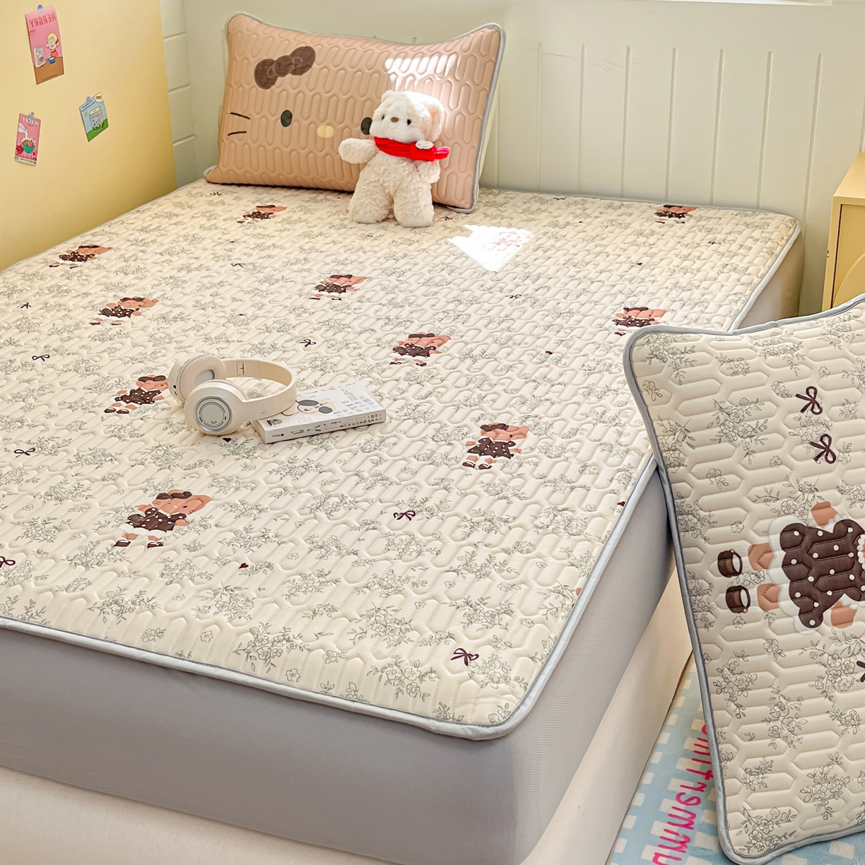 91家纺网 家纺一手货源 找家纺 摩妮卡 2026春夏新款凉感丝印花小清新乳胶凉席席子床笠款三件套 跳舞小熊