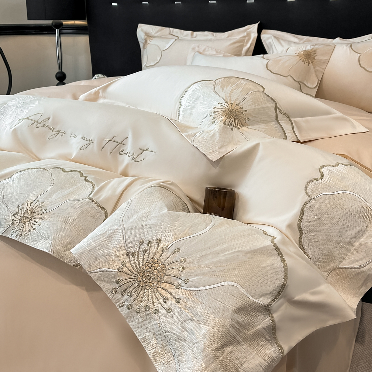 91家纺网 家纺一手货源 找家纺 置顶家纺 2026新款亲肤加厚磨毛刺绣四件套-花颜叶语 花颜叶语-白+奶咖