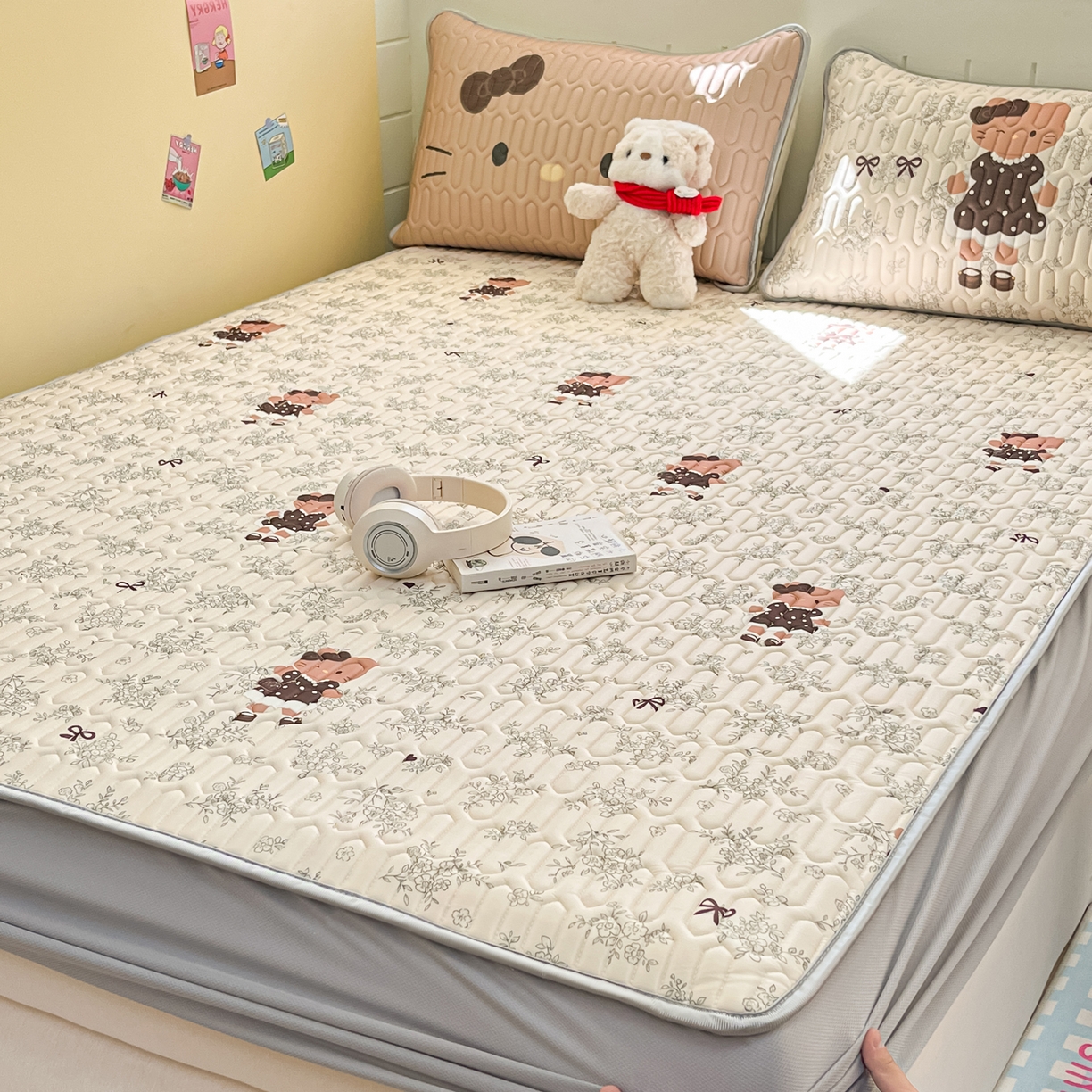 91家纺网 家纺一手货源 找家纺 摩妮卡 2026春夏新款凉感丝印花小清新乳胶凉席席子床笠款三件套 跳舞小熊