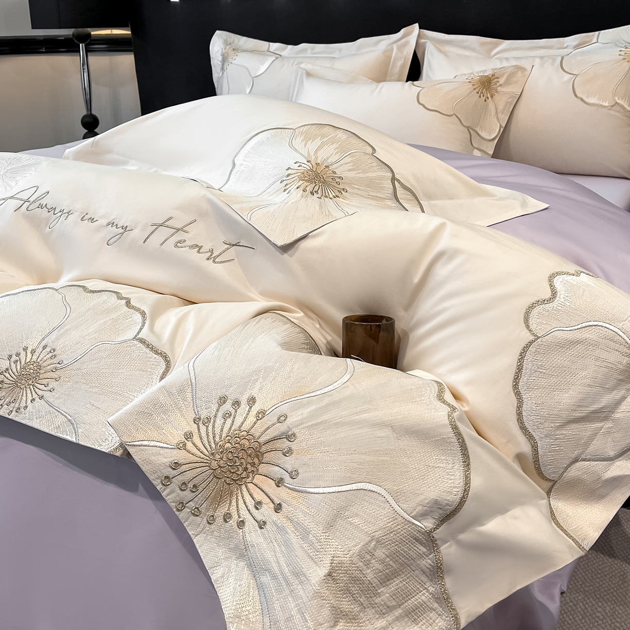 91家纺网 家纺一手货源 找家纺 置顶家纺 2026新款亲肤加厚磨毛刺绣四件套-花颜叶语 花颜叶语-白+香芋紫