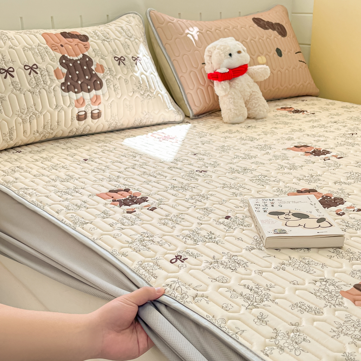 91家纺网 家纺一手货源 找家纺 摩妮卡 2026春夏新款凉感丝印花小清新乳胶凉席席子床笠款三件套 跳舞小熊