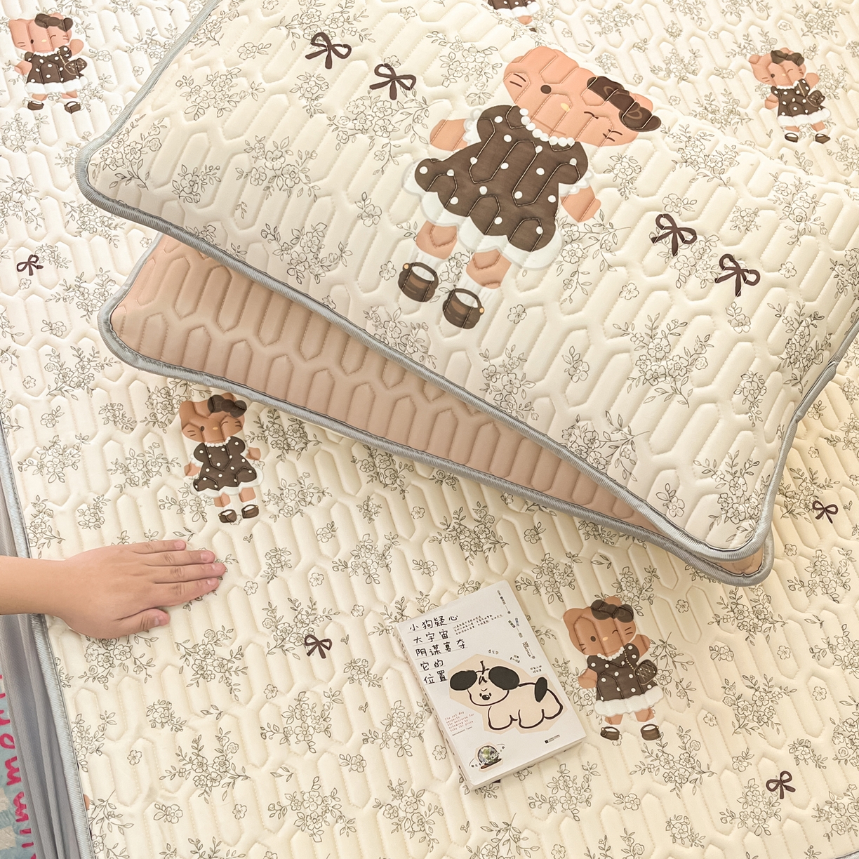 91家纺网 家纺一手货源 找家纺 摩妮卡 2026春夏新款凉感丝印花小清新乳胶凉席席子床笠款三件套 跳舞小熊