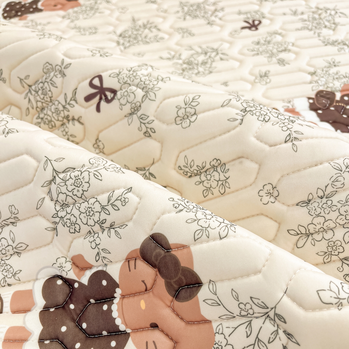 91家纺网 家纺一手货源 找家纺 摩妮卡 2026春夏新款凉感丝印花小清新乳胶凉席席子床笠款三件套 跳舞小熊