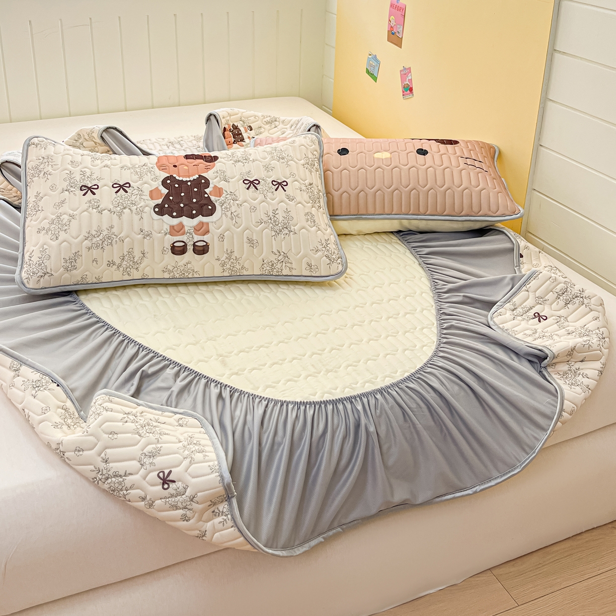 91家纺网 家纺一手货源 找家纺 摩妮卡 2026春夏新款凉感丝印花小清新乳胶凉席席子床笠款三件套 跳舞小熊