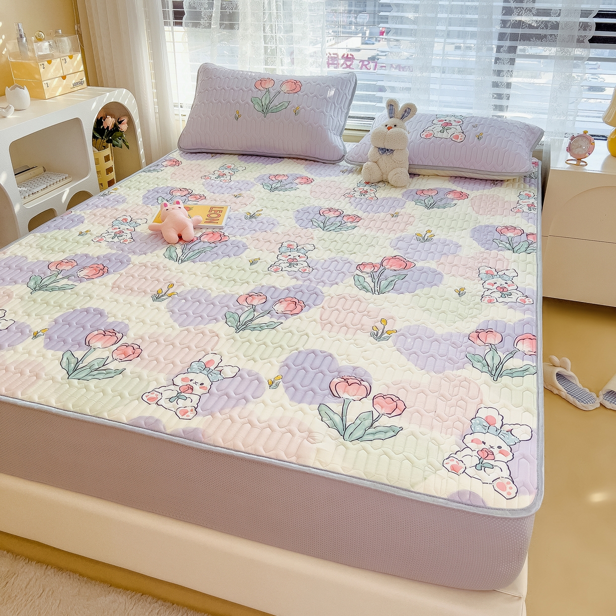 91家纺网 家纺一手货源 找家纺 摩妮卡 2026春夏新款凉感丝印花小清新乳胶凉席席子床笠款三件套 兔伴花田