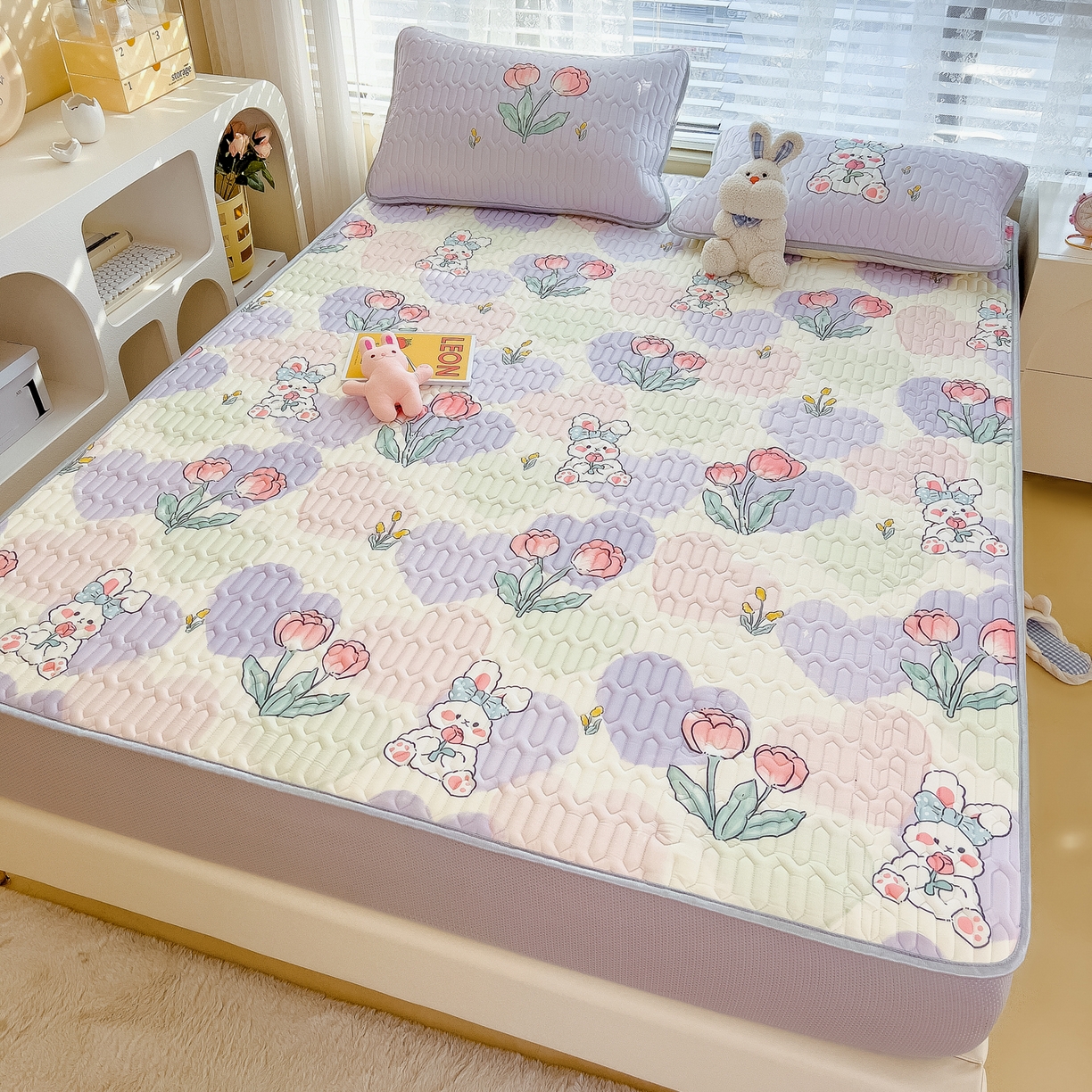 91家纺网 家纺一手货源 找家纺 摩妮卡 2026春夏新款凉感丝印花小清新乳胶凉席席子床笠款三件套 兔伴花田