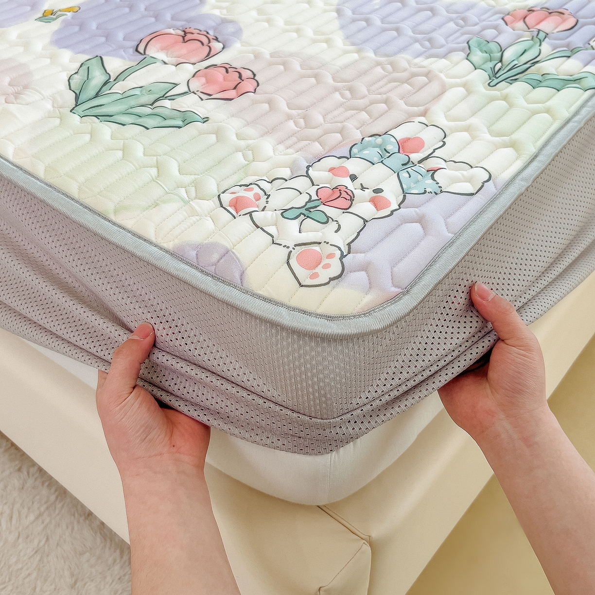 91家纺网 家纺一手货源 找家纺 摩妮卡 2026春夏新款凉感丝印花小清新乳胶凉席席子床笠款三件套 兔伴花田