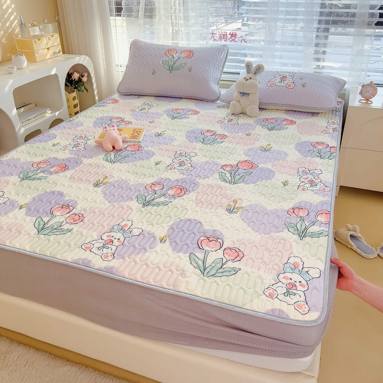 91家纺网 家纺一手货源 找家纺 摩妮卡 2026春夏新款凉感丝印花小清新乳胶凉席席子床笠款三件套 兔伴花田