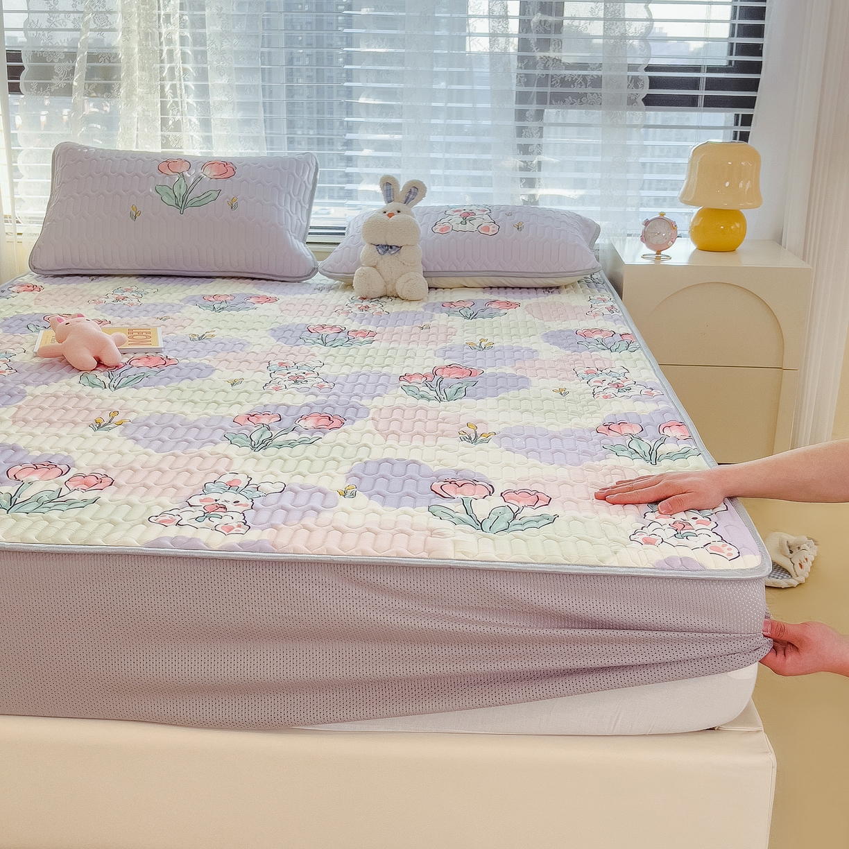 91家纺网 家纺一手货源 找家纺 摩妮卡 2026春夏新款凉感丝印花小清新乳胶凉席席子床笠款三件套 兔伴花田