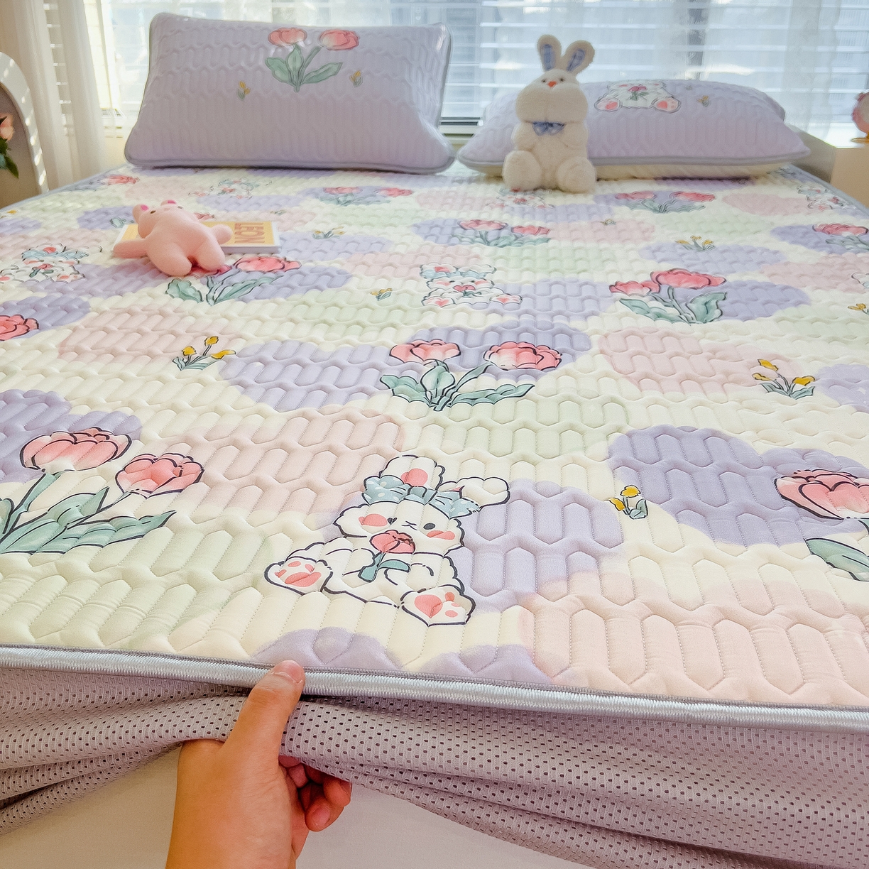 91家纺网 家纺一手货源 找家纺 摩妮卡 2026春夏新款凉感丝印花小清新乳胶凉席席子床笠款三件套 兔伴花田