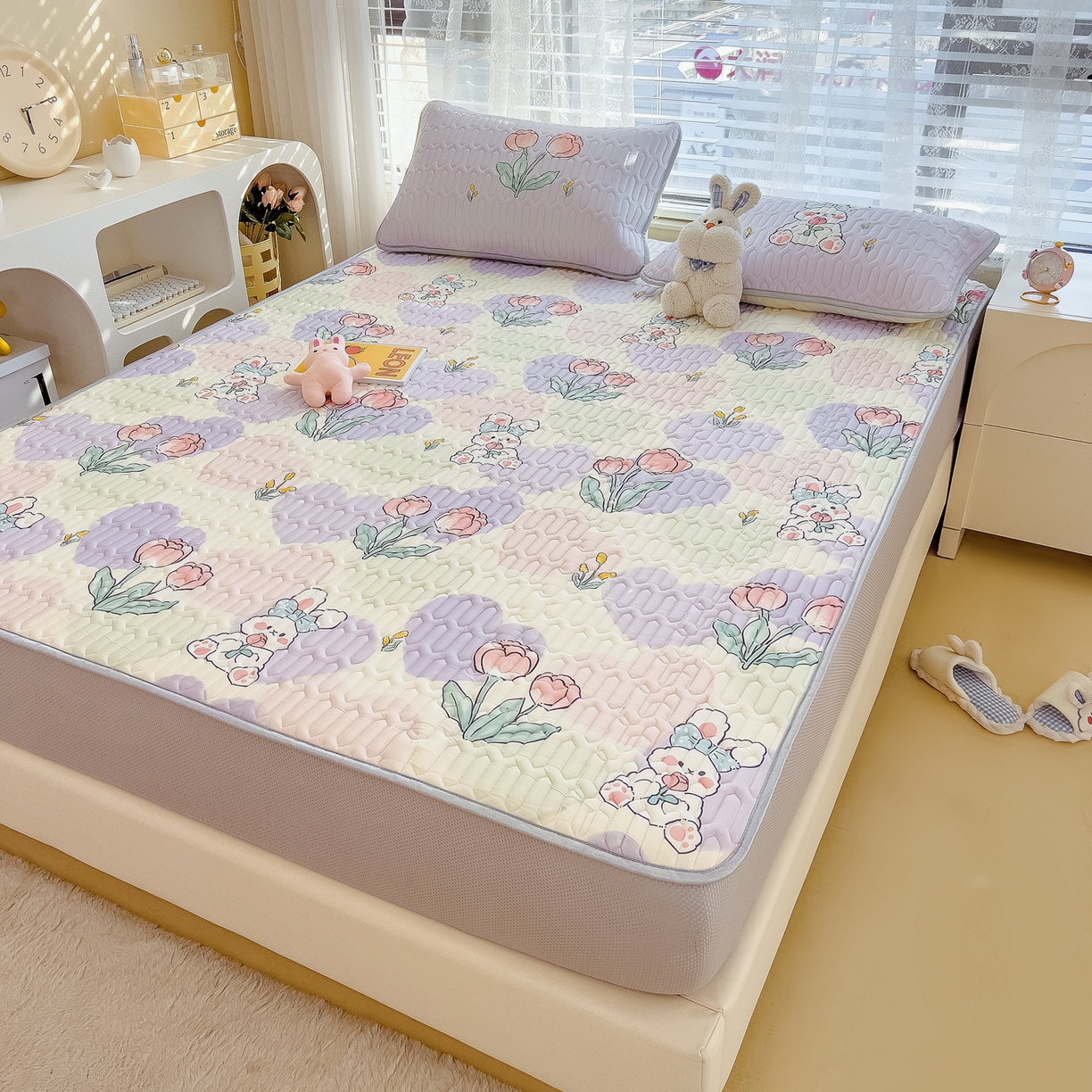 91家纺网 家纺一手货源 找家纺 摩妮卡 2026春夏新款凉感丝印花小清新乳胶凉席席子床笠款三件套 兔伴花田