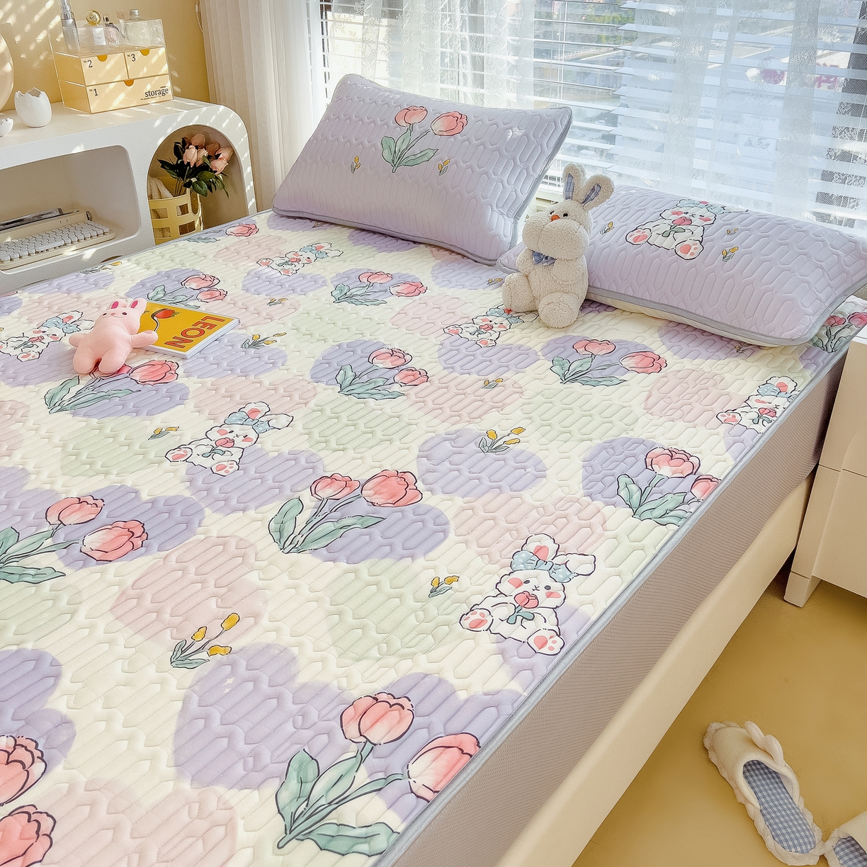 91家纺网 家纺一手货源 找家纺 摩妮卡 2026春夏新款凉感丝印花小清新乳胶凉席席子床笠款三件套 兔伴花田