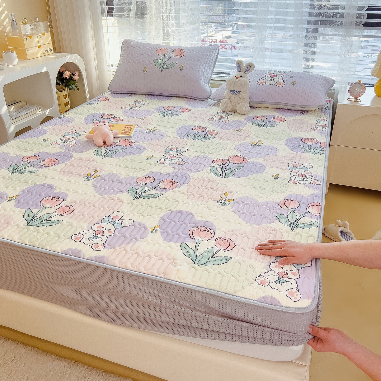 91家纺网 家纺一手货源 找家纺 摩妮卡 2026春夏新款凉感丝印花小清新乳胶凉席席子床笠款三件套 兔伴花田