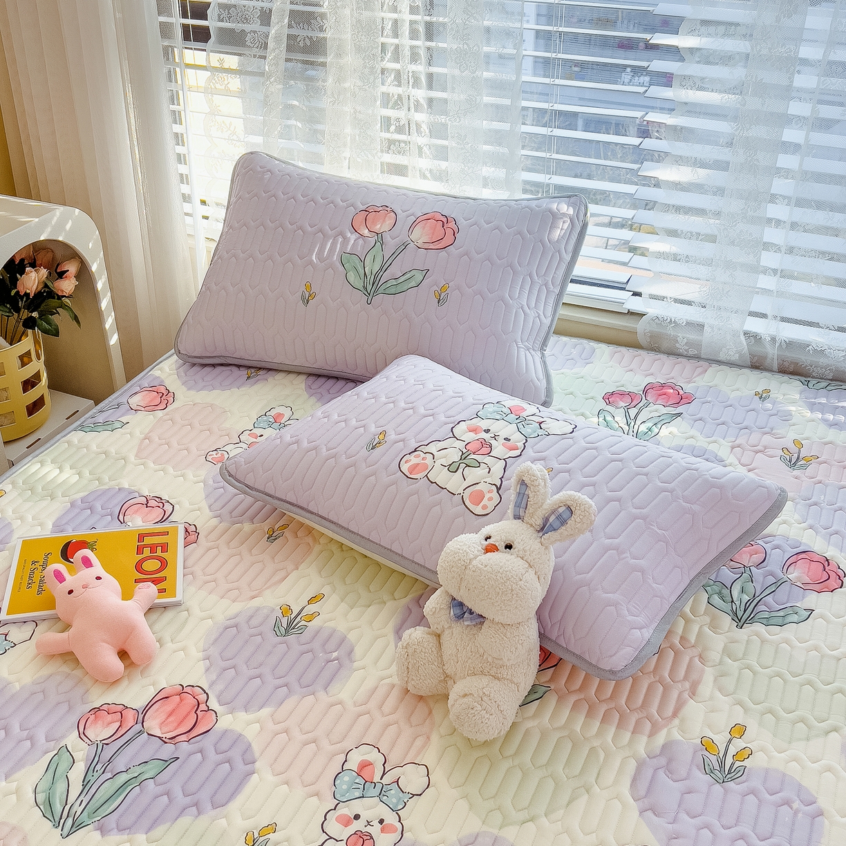 91家纺网 家纺一手货源 找家纺 摩妮卡 2026春夏新款凉感丝印花小清新乳胶凉席席子床笠款三件套 兔伴花田