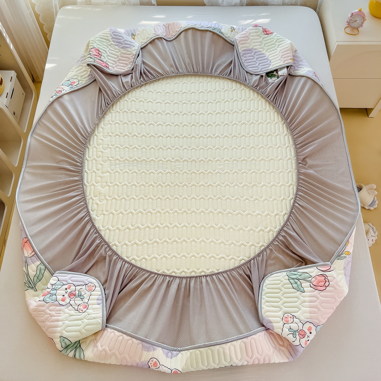 91家纺网 家纺一手货源 找家纺 摩妮卡 2026春夏新款凉感丝印花小清新乳胶凉席席子床笠款三件套 兔伴花田