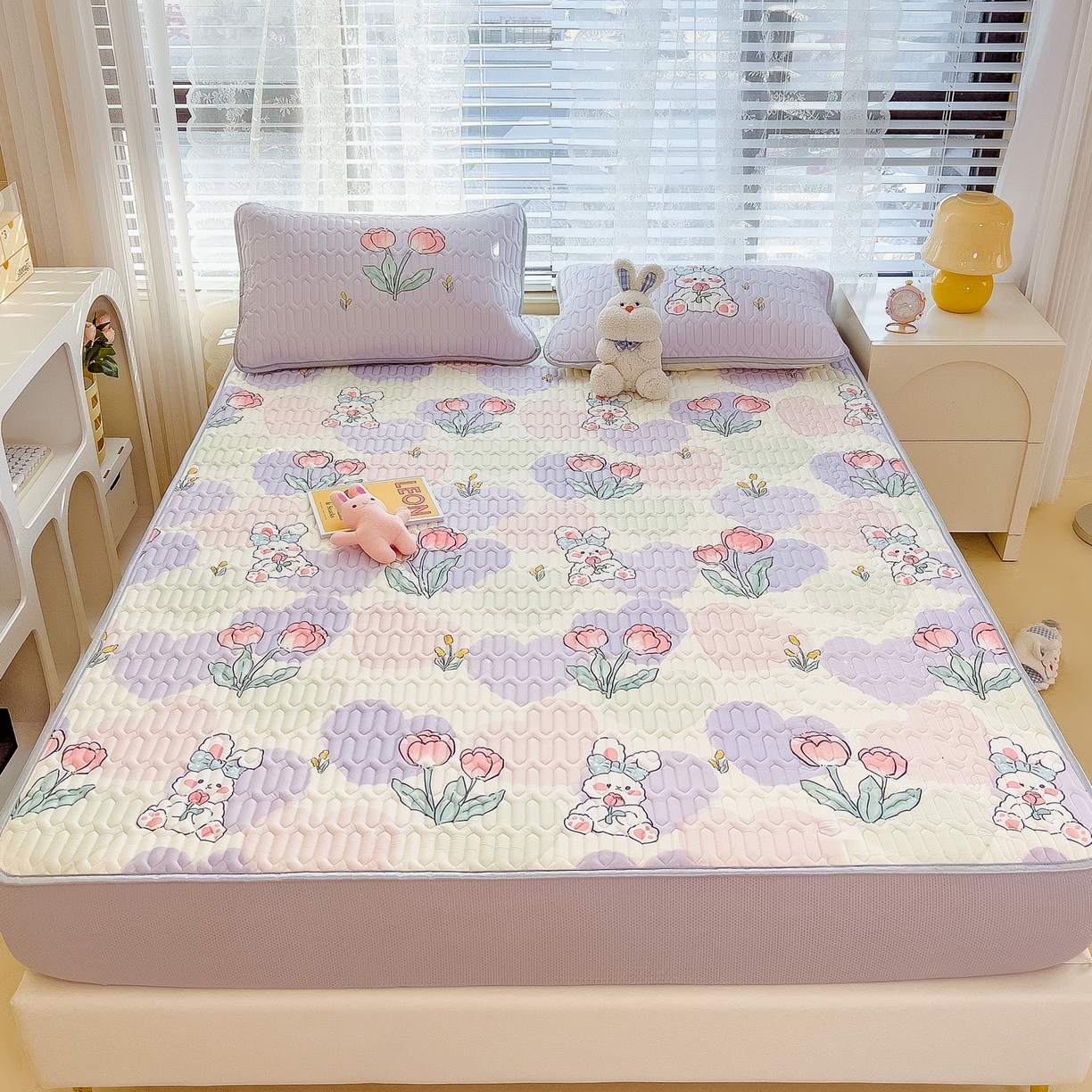 91家纺网 家纺一手货源 找家纺 摩妮卡 2026春夏新款凉感丝印花小清新乳胶凉席席子床笠款三件套 兔伴花田