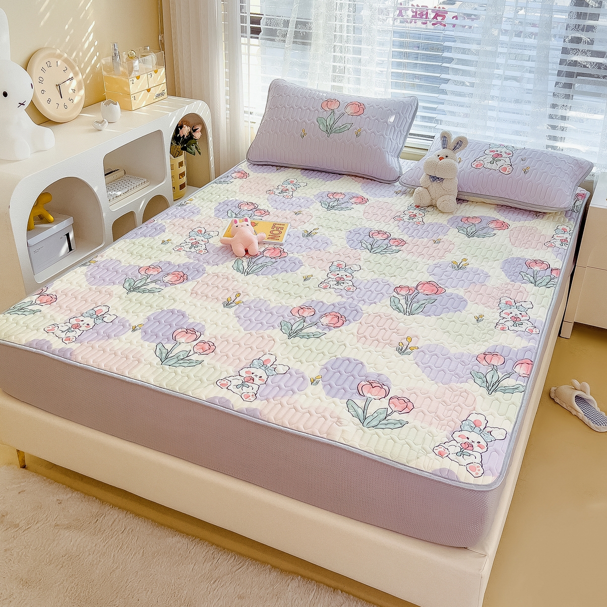 91家纺网 家纺一手货源 找家纺 摩妮卡 2026春夏新款凉感丝印花小清新乳胶凉席席子床笠款三件套 兔伴花田