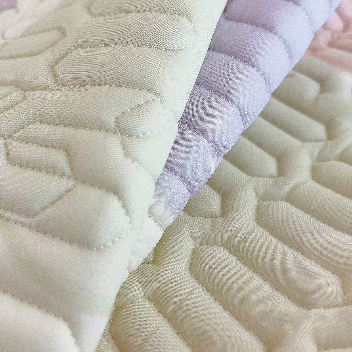 91家纺网 家纺一手货源 找家纺 摩妮卡 2026春夏新款凉感丝印花小清新乳胶凉席席子床笠款三件套 兔伴花田