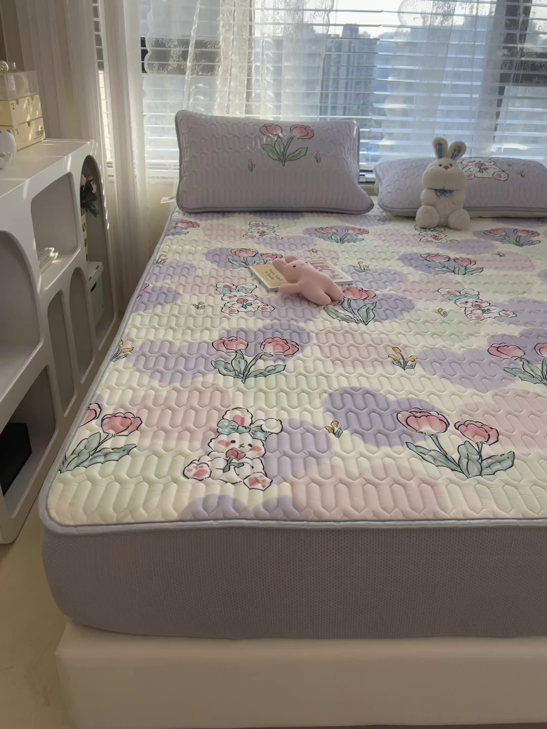 91家纺网 家纺一手货源 找家纺 摩妮卡 2026春夏新款凉感丝印花小清新乳胶凉席席子床笠款三件套 兔伴花田