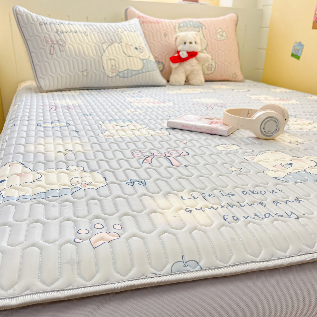 91家纺网 家纺一手货源 找家纺 摩妮卡 2026春夏新款凉感丝印花小清新乳胶凉席席子床笠款三件套 晚安狗狗