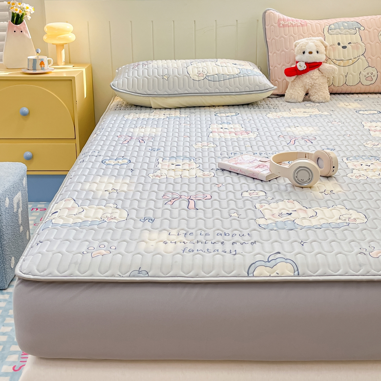 91家纺网 家纺一手货源 找家纺 摩妮卡 2026春夏新款凉感丝印花小清新乳胶凉席席子床笠款三件套 晚安狗狗