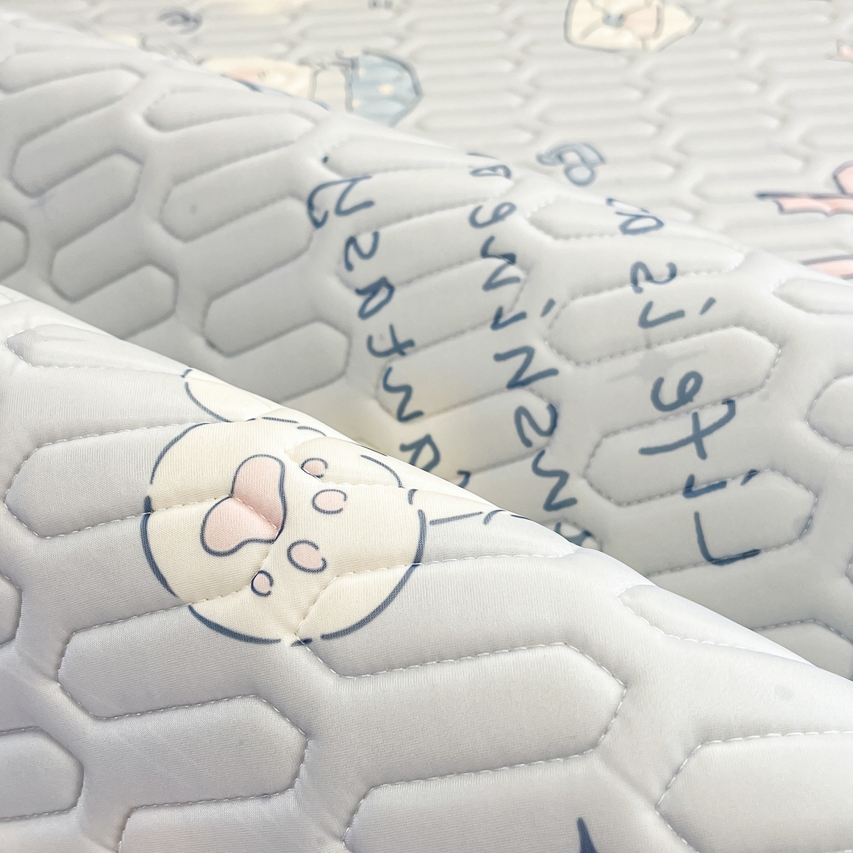 91家纺网 家纺一手货源 找家纺 摩妮卡 2026春夏新款凉感丝印花小清新乳胶凉席席子床笠款三件套 晚安狗狗