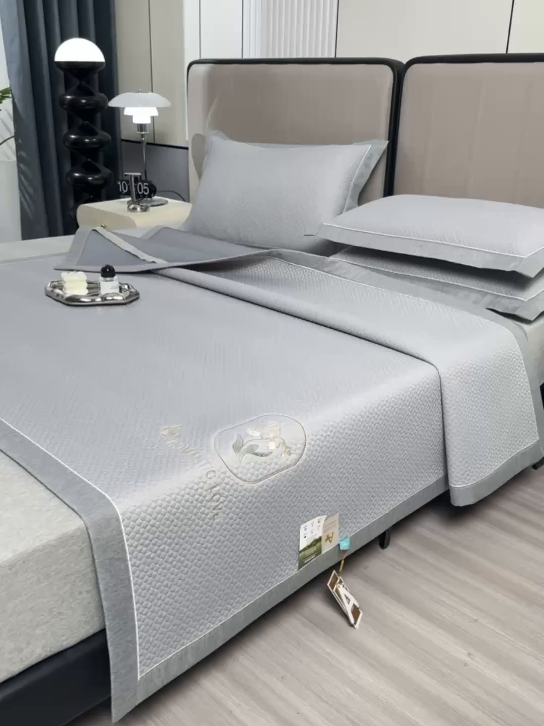 91家纺网 家纺一手货源 找家纺 小牛席业 2026新款轻奢风铃兰冷感豆豆席系列凉席藤席冰藤席冰丝席竹席乳胶席 灰色