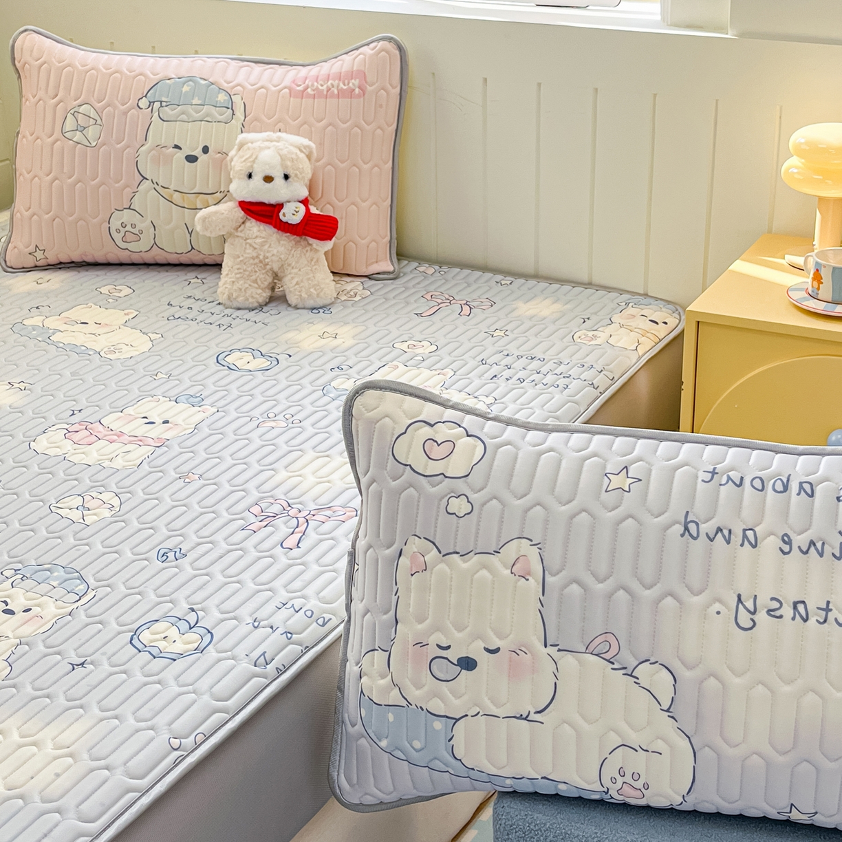 91家纺网 家纺一手货源 找家纺 摩妮卡 2026春夏新款凉感丝印花小清新乳胶凉席席子床笠款三件套 晚安狗狗