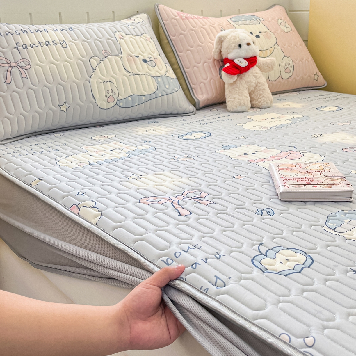 91家纺网 家纺一手货源 找家纺 摩妮卡 2026春夏新款凉感丝印花小清新乳胶凉席席子床笠款三件套 晚安狗狗