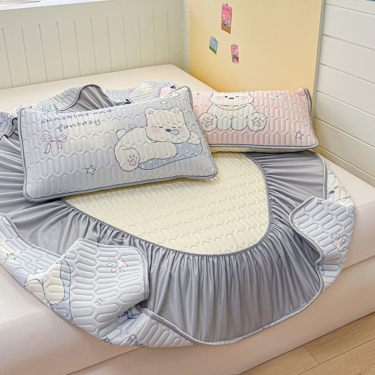 91家纺网 家纺一手货源 找家纺 摩妮卡 2026春夏新款凉感丝印花小清新乳胶凉席席子床笠款三件套 晚安狗狗