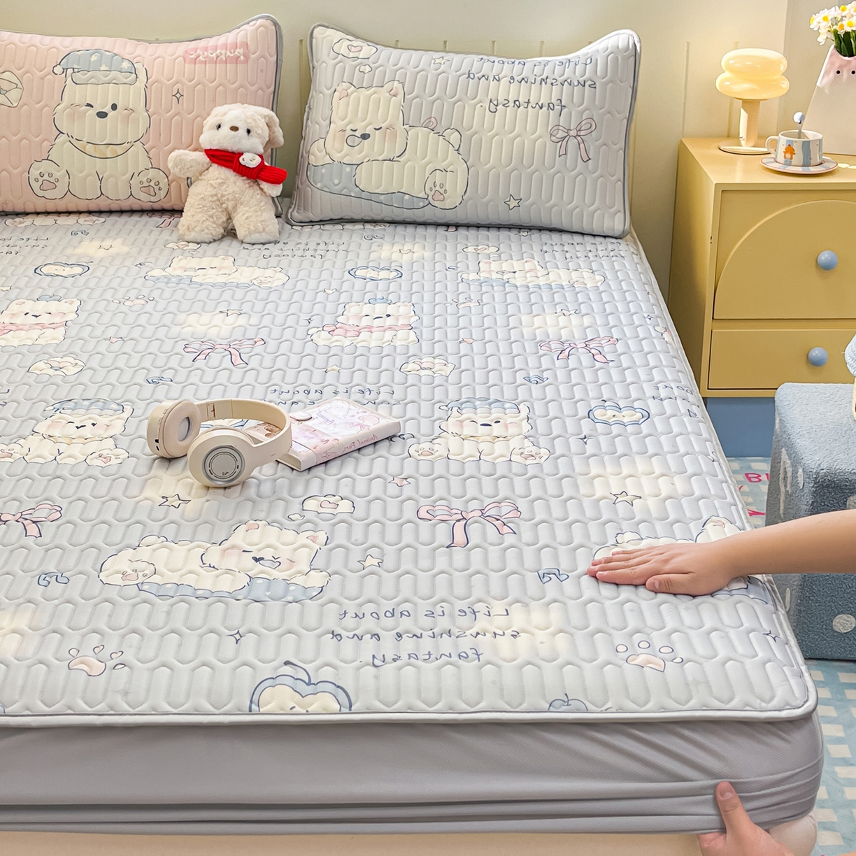 91家纺网 家纺一手货源 找家纺 摩妮卡 2026春夏新款凉感丝印花小清新乳胶凉席席子床笠款三件套 晚安狗狗